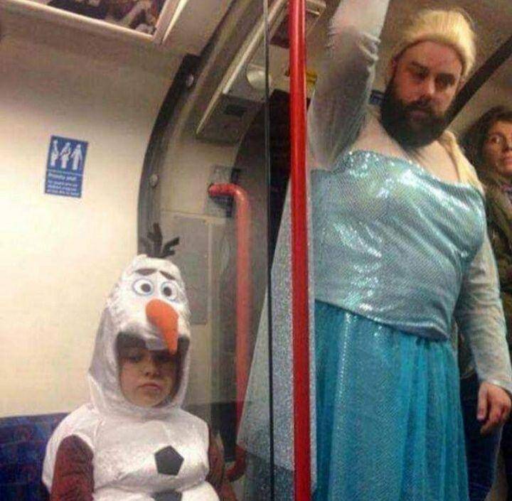 momen gak biasa di kereta (facebook.com/Overhead on the Underground)