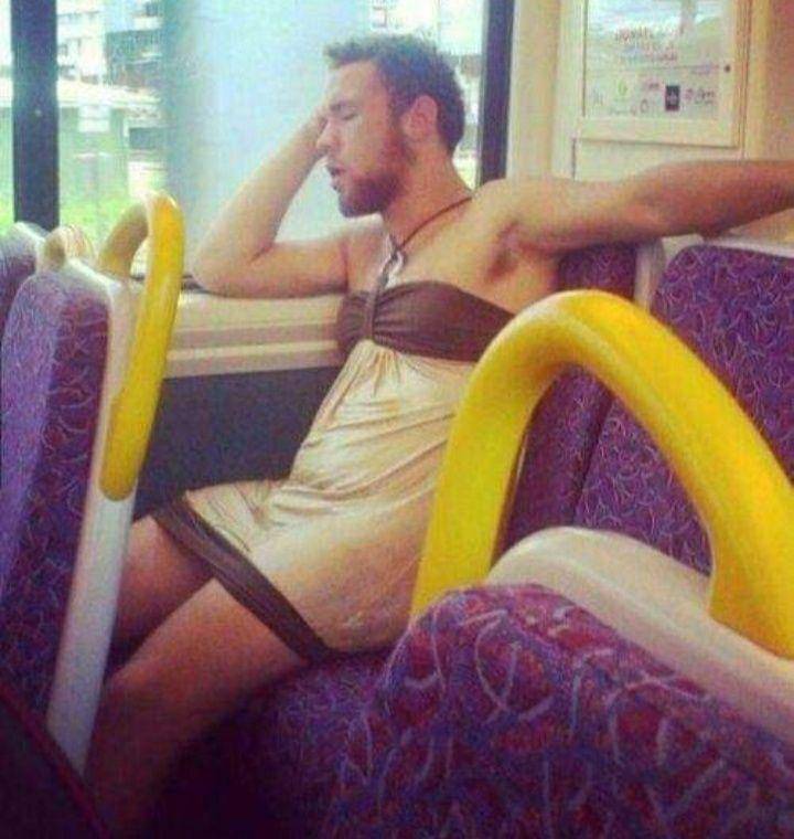 momen gak biasa di kereta (facebook.com/Overhead on the Underground)