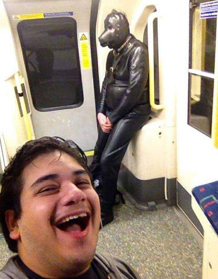 momen gak biasa di kereta (facebook.com/Overhead on the Underground)