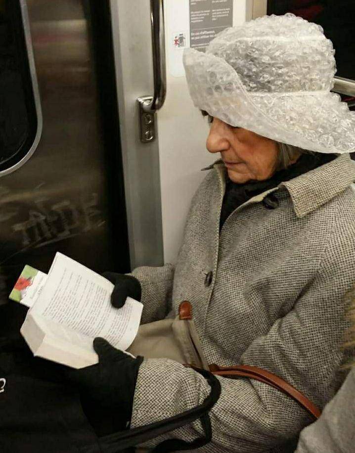 momen gak biasa di kereta (facebook.com/Overhead on the Underground)