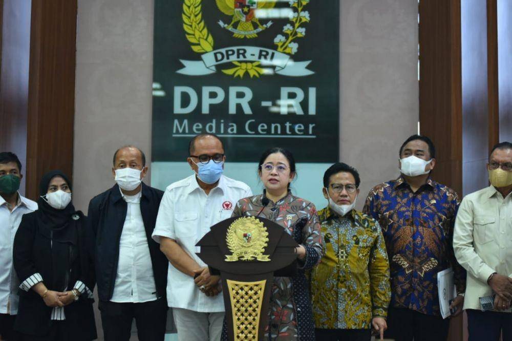Ketua DPR RI Puan Maharani (tengah), didampingi oleh pimpinan DPR saat audiensi dengan KPU terkait pelaksanaan Pemilu 2024. (Dok. DPR RI)