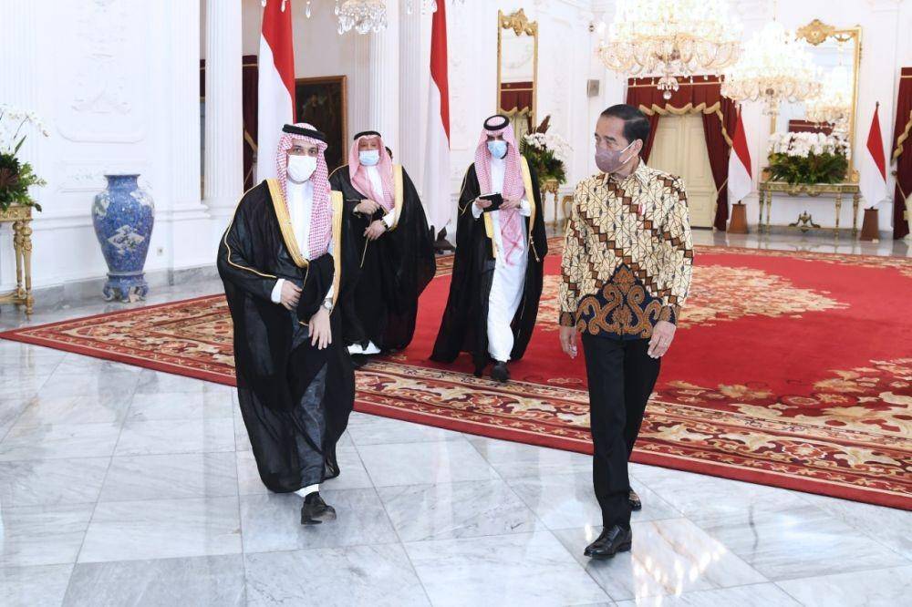 Presiden Jokowi menerima kunjungan Menlu Kerajaan Arab Saudi, Pangeran Faisal Bin Farhan Al Saud, di Istana Merdeka (dok. Sekretariat Presiden)