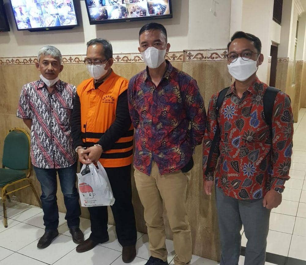 Hakim PN Surabaya nonaktif yang terjerat kasus tipikor dilimpahkan ke Rutan Medaeng. Dok. Humas Kemenkumham Jatim.