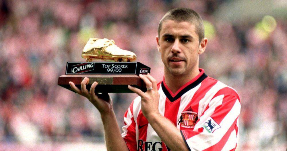 Kevin Phillips mendapat trofi sepatu emas Premier League 1999/2000. (planetfootball.com)