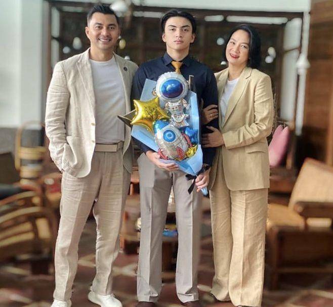artis dampingi anak wisuda (instagram.com/anjasmara)