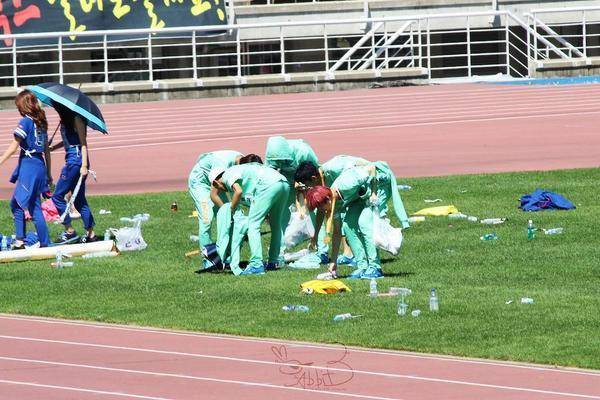 B.A.P (twitter.com/leekih0ng)
