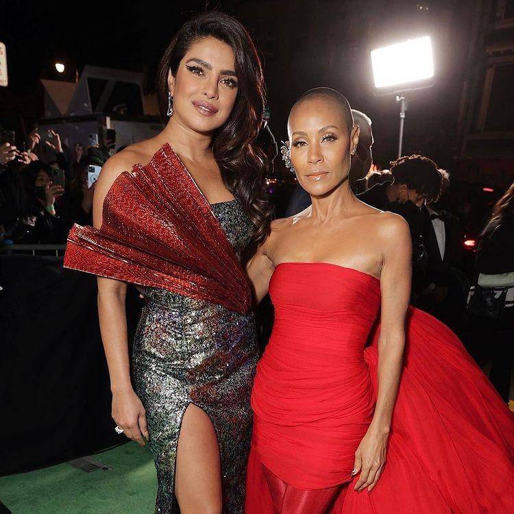 Priyanka Chopra di pemutaran perdana film The Matrix Resurrections (https://www.instagram.com/priyankachopra/)