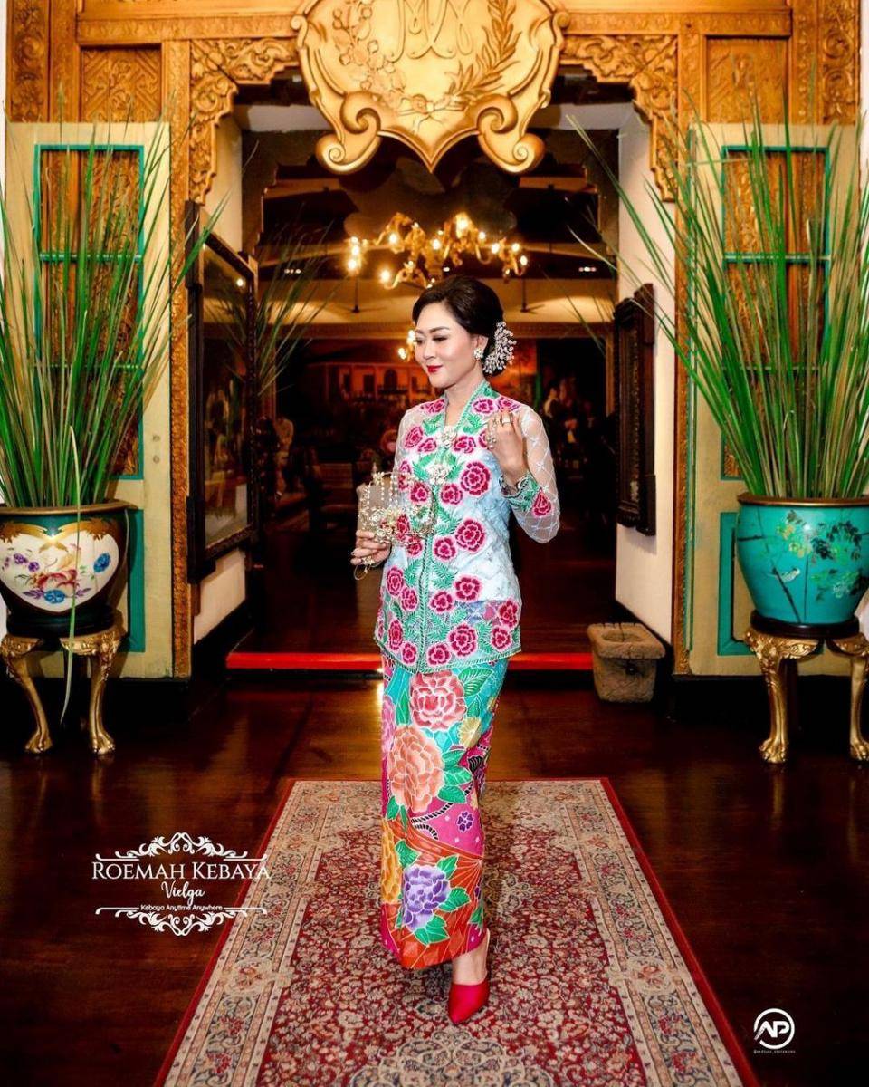 Kebaya Happy Djarot. (instagram.com/happydjarot)