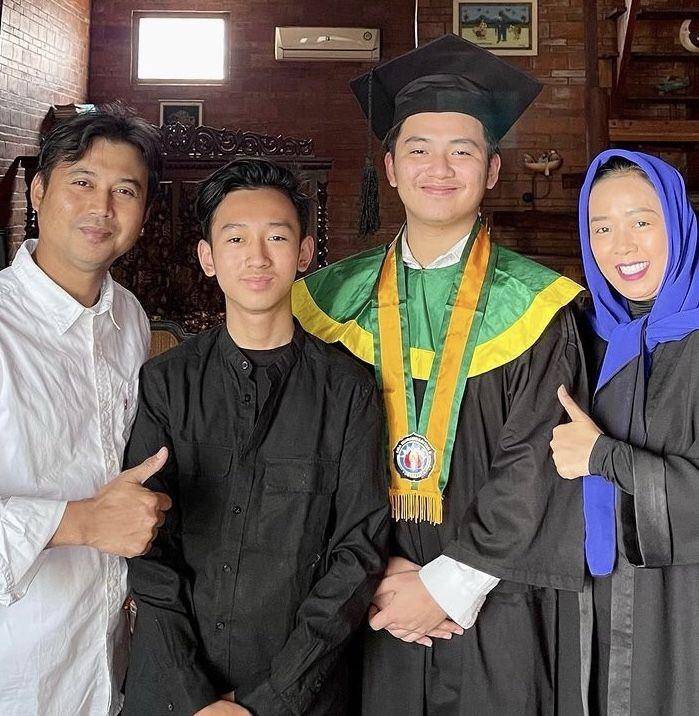 artis dampingi anak wisuda (instagram.com/showimah)