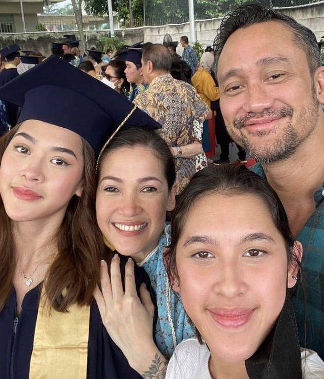 artis dampingi anak wisuda (instagram.com/miekeamalia)