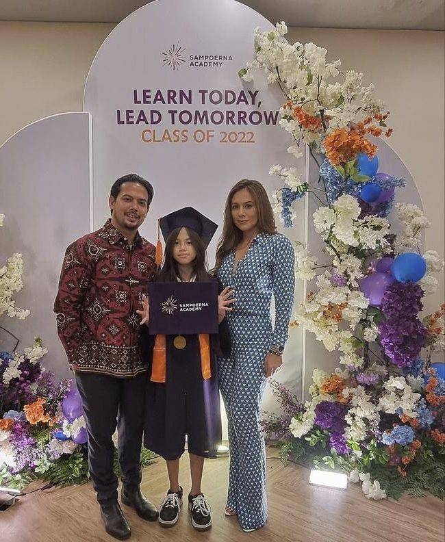 artis dampingi anak wisuda (instagram.com/wulan_guritno)