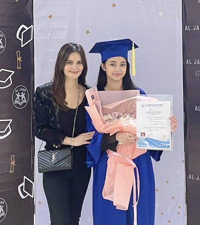 artis dampingi anak wisuda (instagram.com/cuttaryofficial)