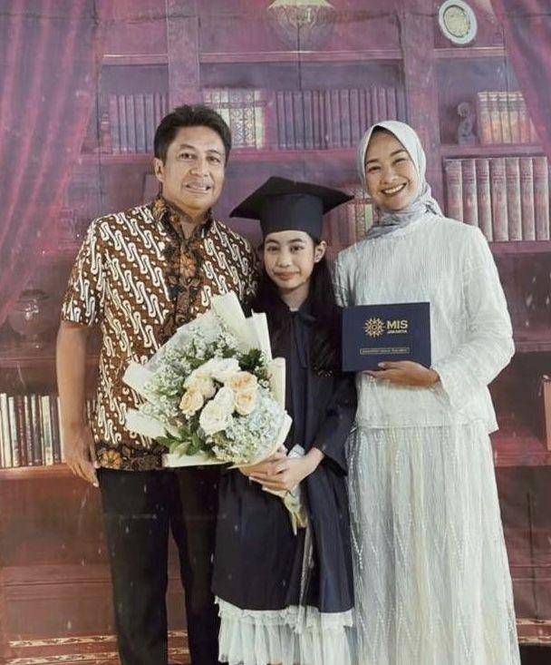 artis dampingi anak wisuda (instagram.com/alya_rohali)