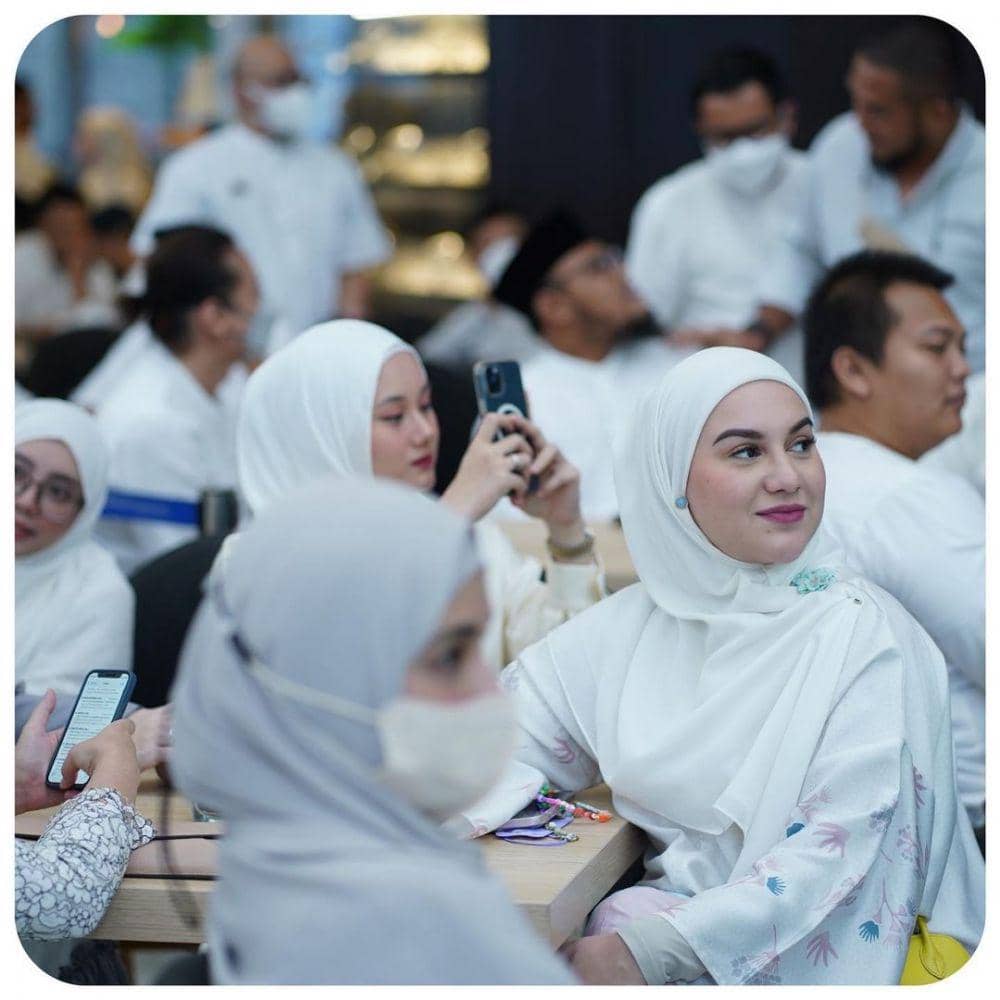 silaturahmi artis di momen halal bihalal 2022 (instagram.com/dhiniaminarti)