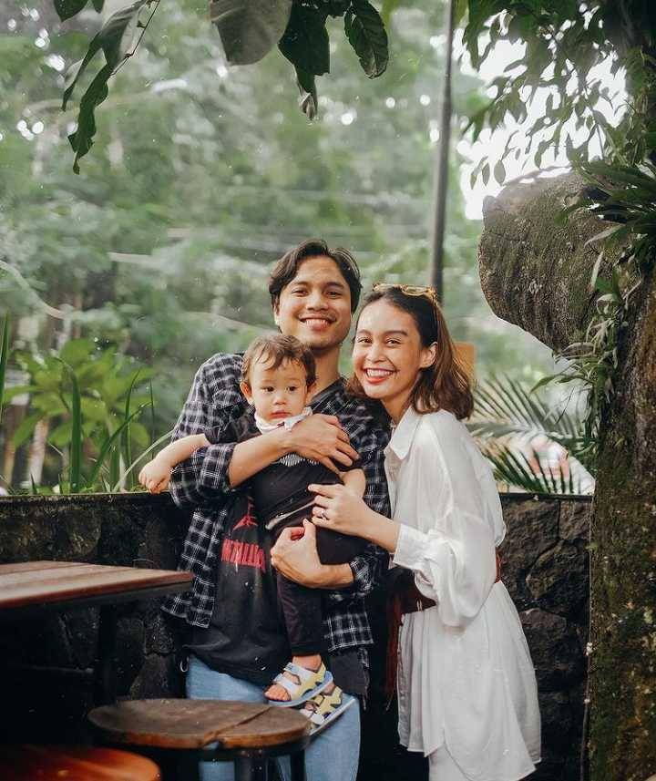 Potret Conchita, suami, & anak (instagram.com/conchitzzlin)
