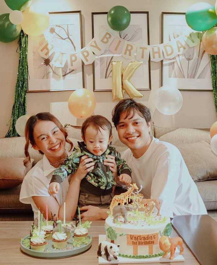 Potret Conchita, suami, & anak (instagram.com/conchizzlin)