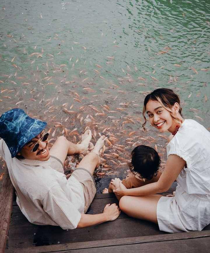 Potret Conchita, suami, & anak (instagram.com/conchizzlin)