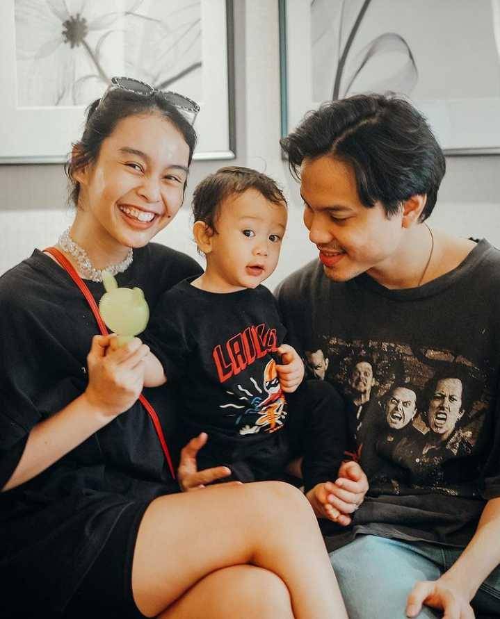 Potret Conchita, suami, & anak (instagram.com/conchizzlin)