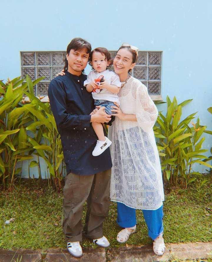 Potret Conchita, suami, & anak (instagram.com/conchizzlin)