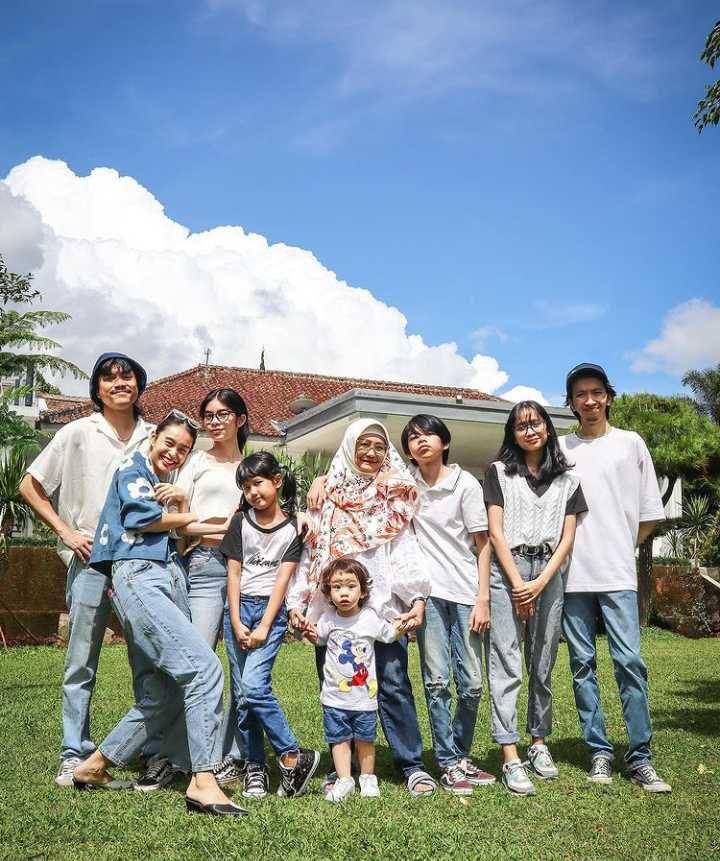 Potret Conchita dan keluarga (instagram.com/conchizzlin)