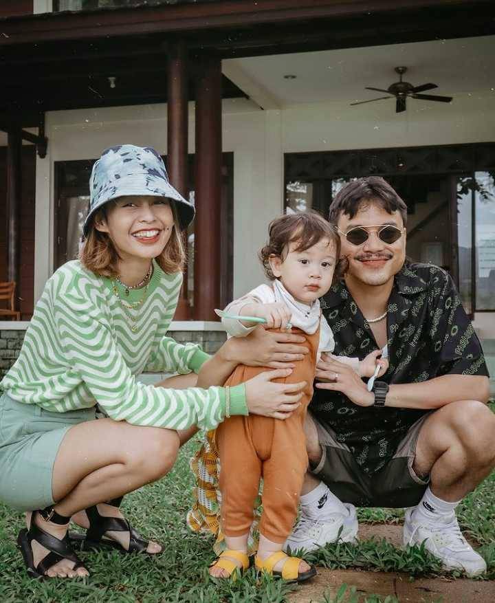 Potret Conchita, suami, & anak (instagram.com/conchizzlin)