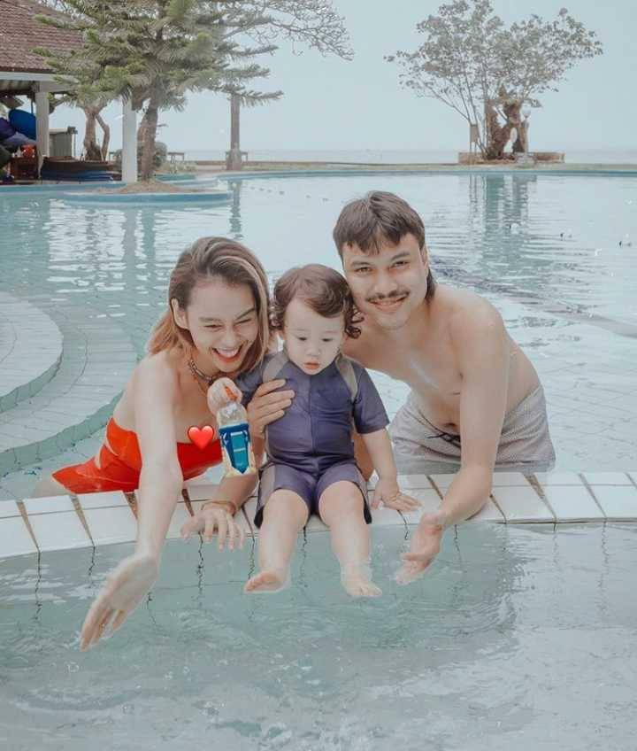 Potret Conchita, suami, & anak (instagram.com/conchizzlin)