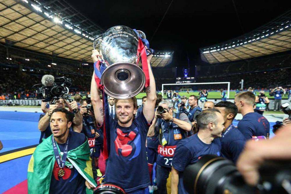 Ivan Rakitic mengangkat trofi Liga Champions. (instagram.com/ivanrakitic)