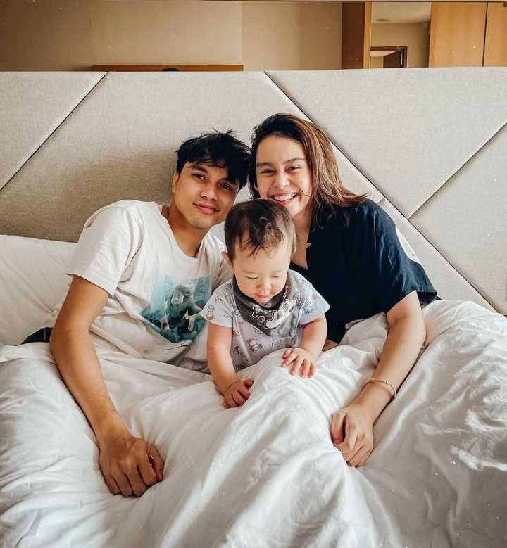 Potret Conchita, suami, & anak (instagram.com/conchizzlin)