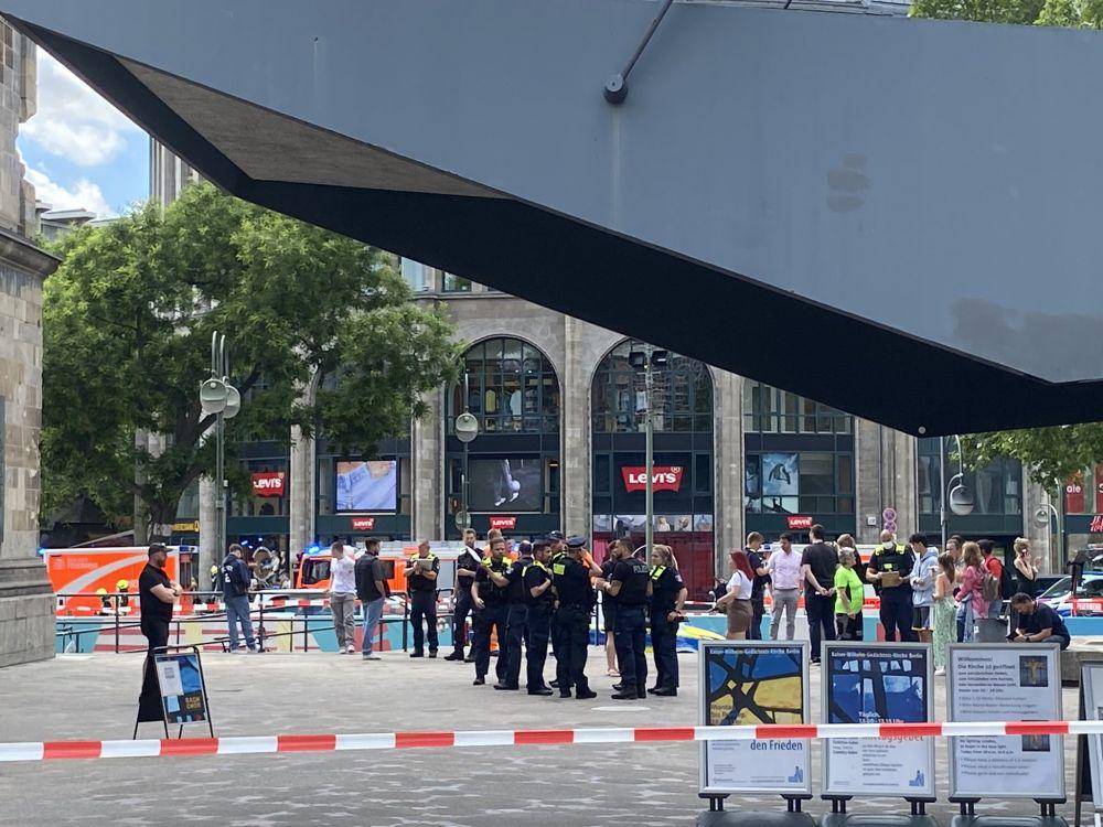 Polisi yang sedang mengamankan area tabrakan di Berlin pada 8 Juni 2022. (Twitter.com/Florian Schiedhelm)