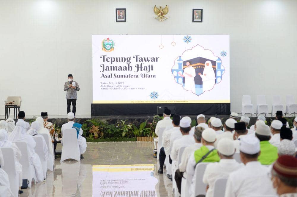 Gubernur Sumatera Utara (Sumut) Edy Rahmayadi memberikan tepung tawar secara simbolis pada JE maah Haji asal Sumut di Aula Raja Inal Siregar, Lantai 2, Kantor Gubernur Sumut Jalan Diponegoro Nomor 30 Medan, Rabu (8/6/2022).