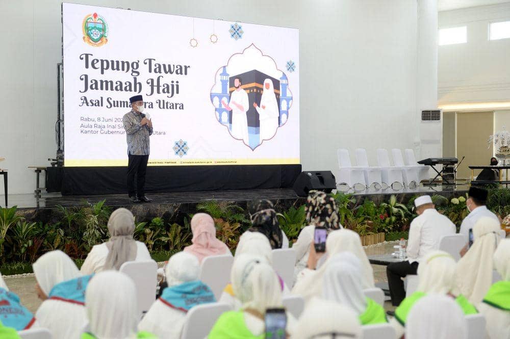 Gubernur Sumatera Utara (Sumut) Edy Rahmayadi memberikan tepung tawar secara simbolis pada JE maah Haji asal Sumut di Aula Raja Inal Siregar, Lantai 2, Kantor Gubernur Sumut Jalan Diponegoro Nomor 30 Medan, Rabu (8/6/2022).