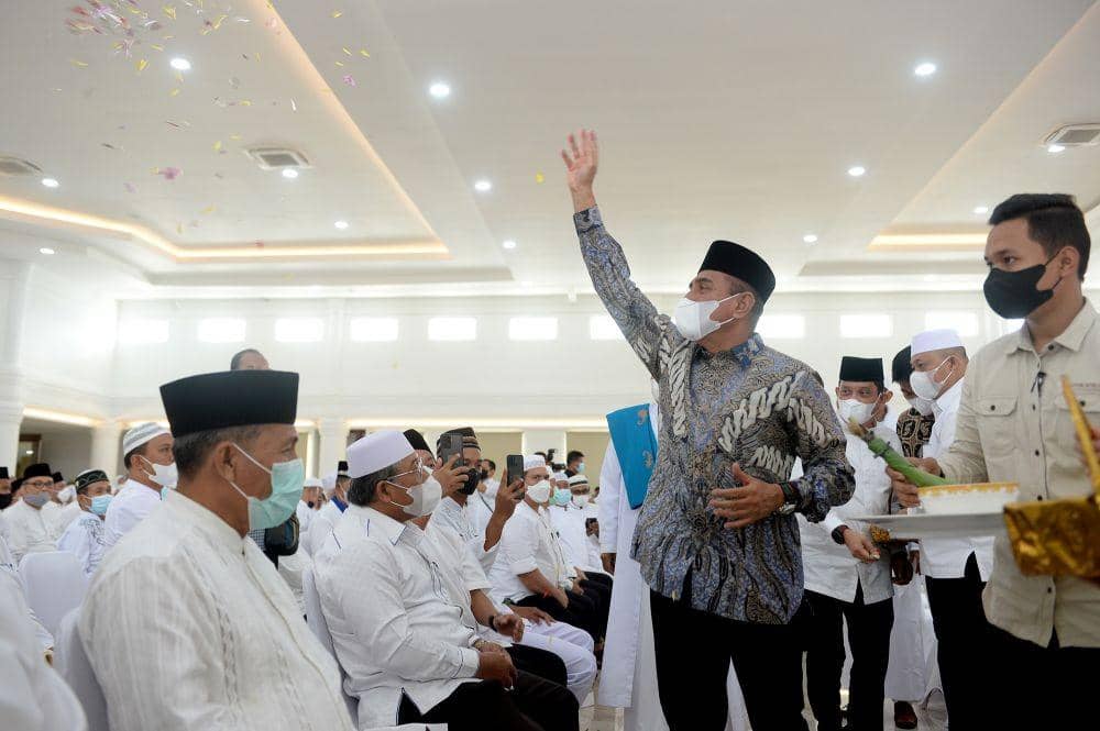 Gubernur Sumatera Utara (Sumut) Edy Rahmayadi memberikan tepung tawar secara simbolis pada JE maah Haji asal Sumut di Aula Raja Inal Siregar, Lantai 2, Kantor Gubernur Sumut Jalan Diponegoro Nomor 30 Medan, Rabu (8/6/2022).