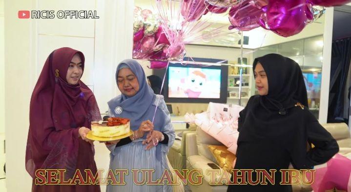 10 Potret Kejutan Ultah Ibu Ria Ricis, Dapat 2 Buket Bunga Jumbo!