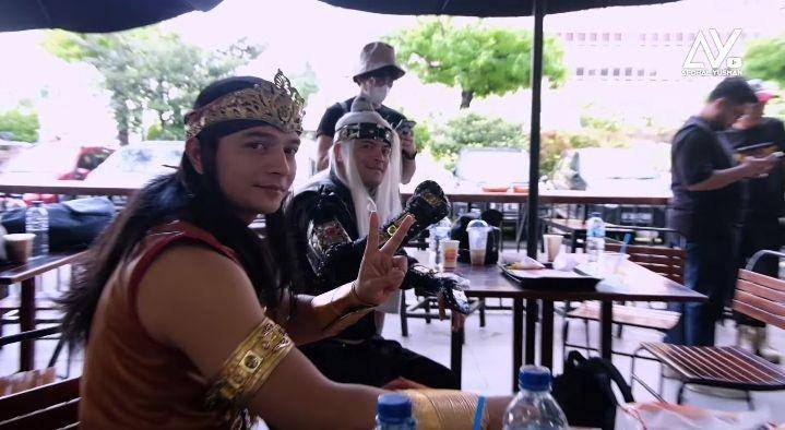 potret Afdhal dkk pakai baju kolosal di tempat umum (youtube.com/Afdhal Yusman)