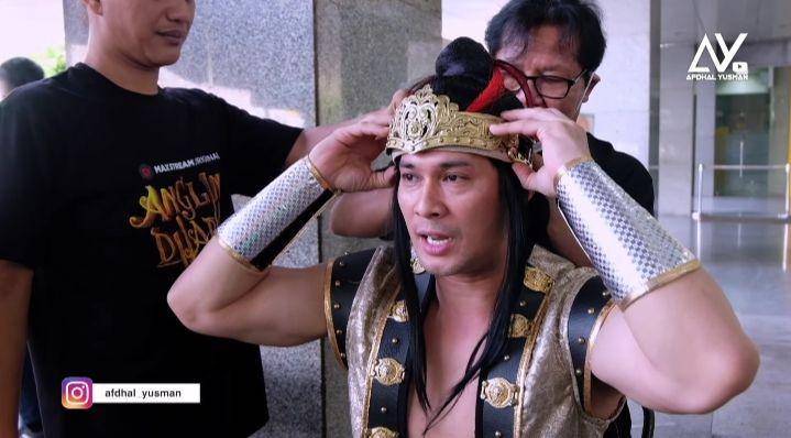 potret Afdhal dkk pakai baju kolosal di tempat umum (youtube.com/Afdhal Yusman)