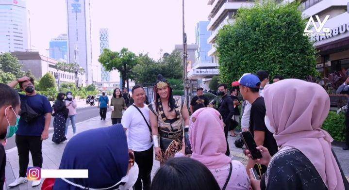potret Afdhal dkk pakai baju kolosal di tempat umum (youtube.com/Afdhal Yusman)