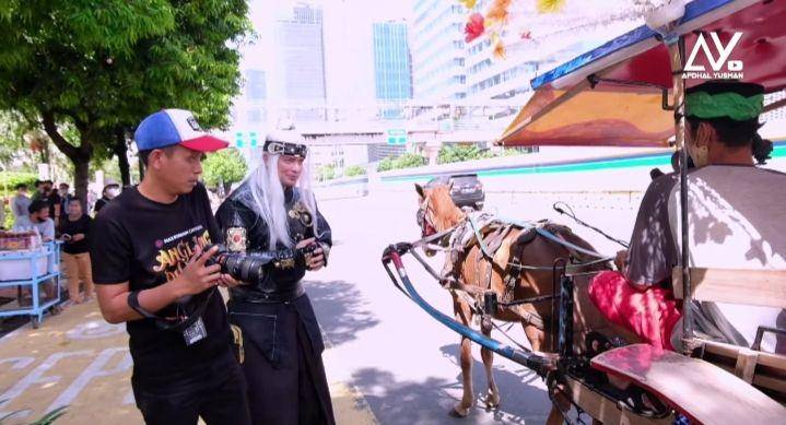 potret Afdhal dkk pakai baju kolosal di tempat umum (youtube.com/Afdhal Yusman)