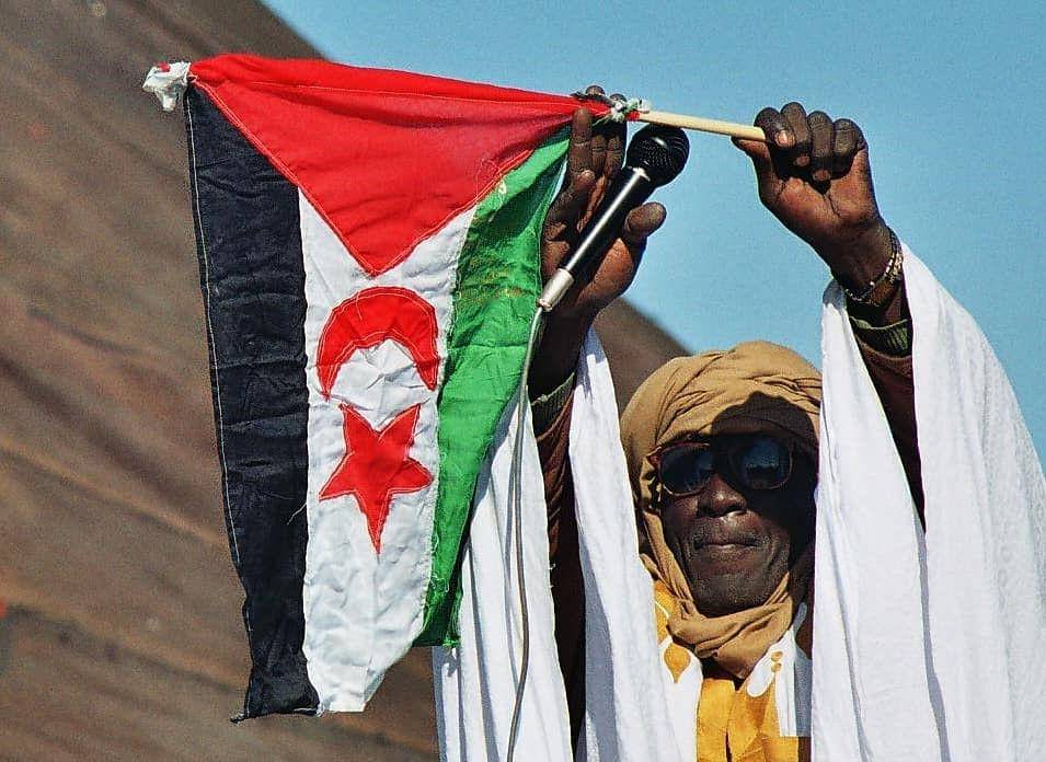 seorang pria mengibarkan bendera Sahrawi Arab Democratic Republic (instagram.com/ioetx1972)