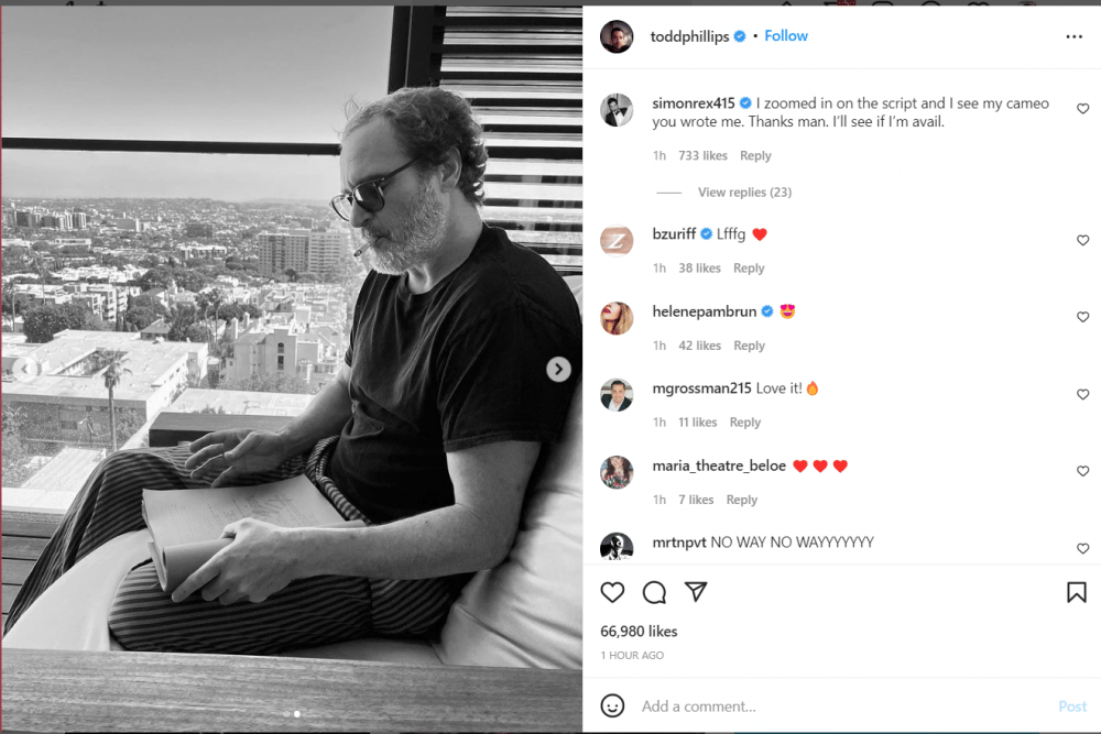 Joaquin Phoenix membaca naskah. (instagram.com/toddphillips)