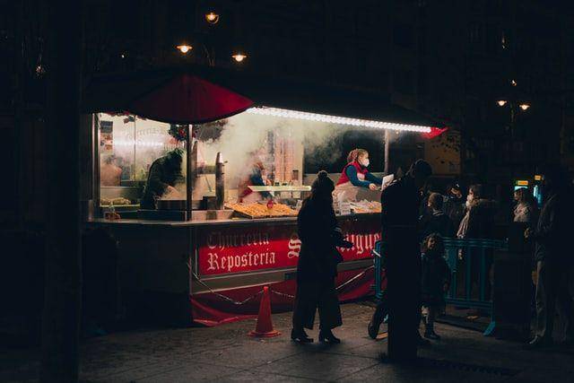 Ilustrasi orang berjualan churros di pinggir jalan (unsplash.com/Juan Manuel Sanchez)