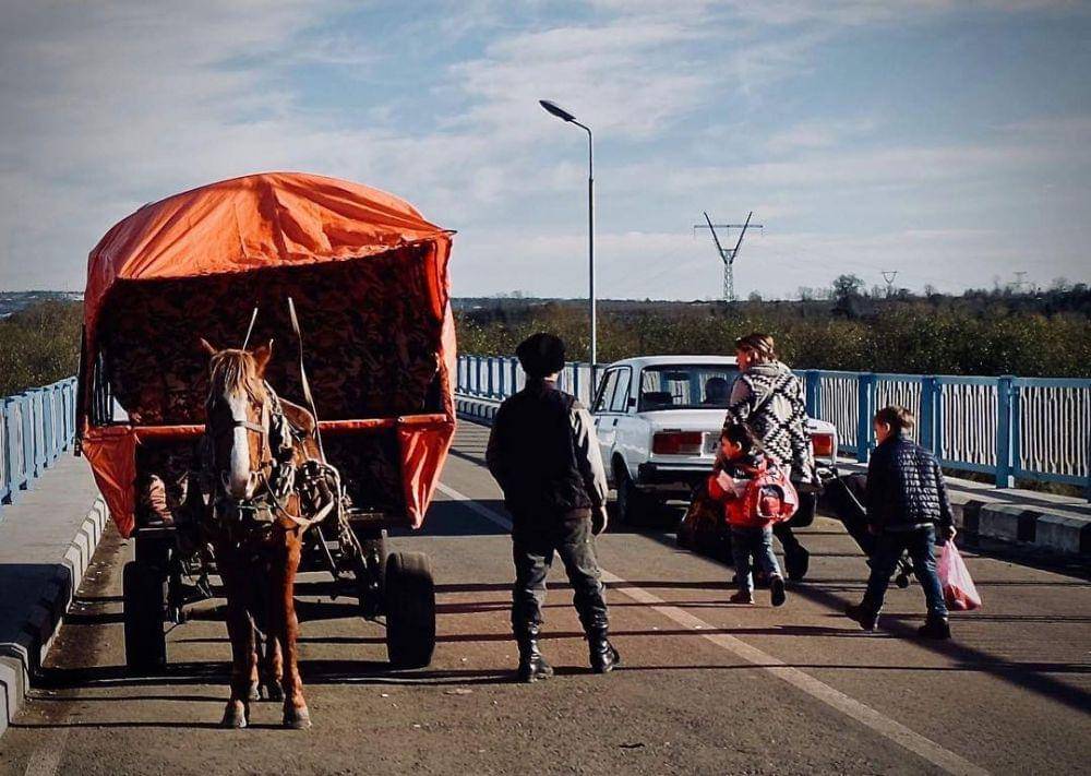 sekelompok orang menuju perbatasan antara Abkhazia dan Georgia (instagram.com/lukas.aubin)