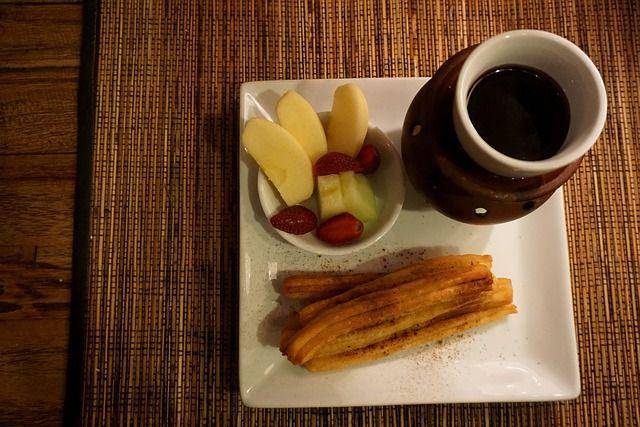 Ilustrasi churros yang disajikan dengan buah segar (pixabay.com/binaryscalper)