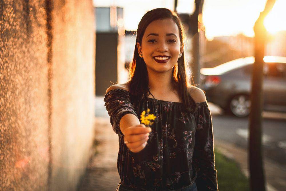 ilustrasi perempuan tersenyum (pexels.com/Eduardo Simoes Neto Junior)