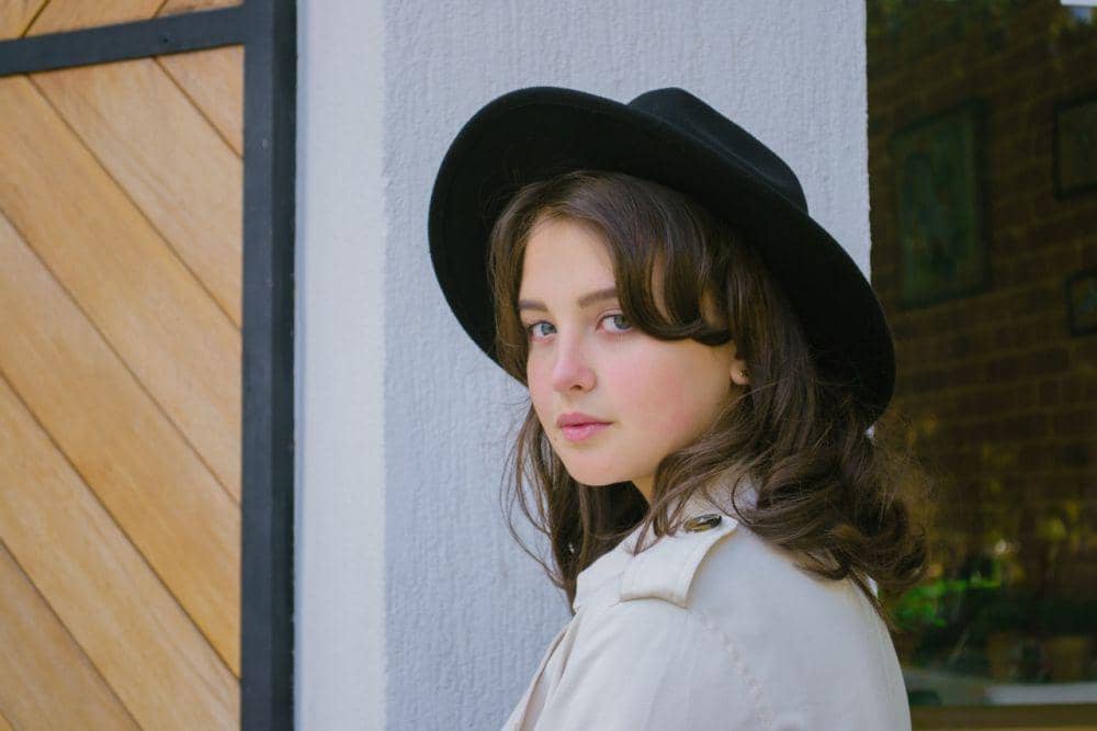 ilustrasi perempuan bertopi (pexels.com/Ilya Andrianov)