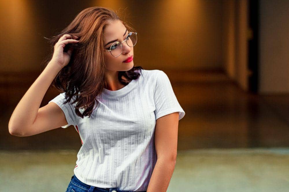 ilustrasi perempuan berkacamata (pexels.com/Marcelo Chagas)