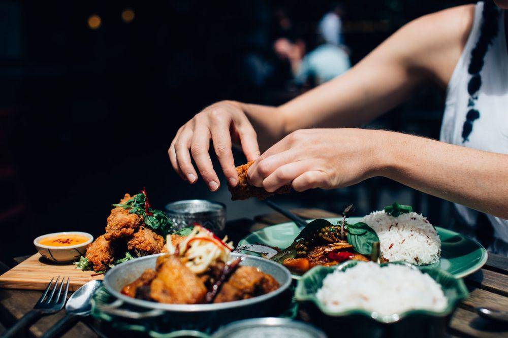 ilustrasi makan ayam (pexels.com/Rachel Claire)