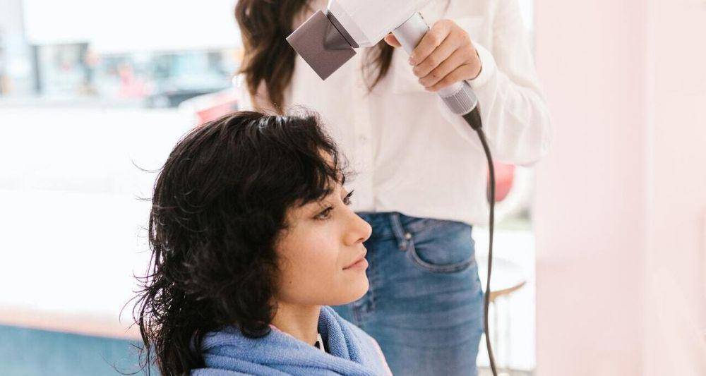 produk perawatan rambut dengan kandungan urang aring (pexels.com/RODNAE Productions)