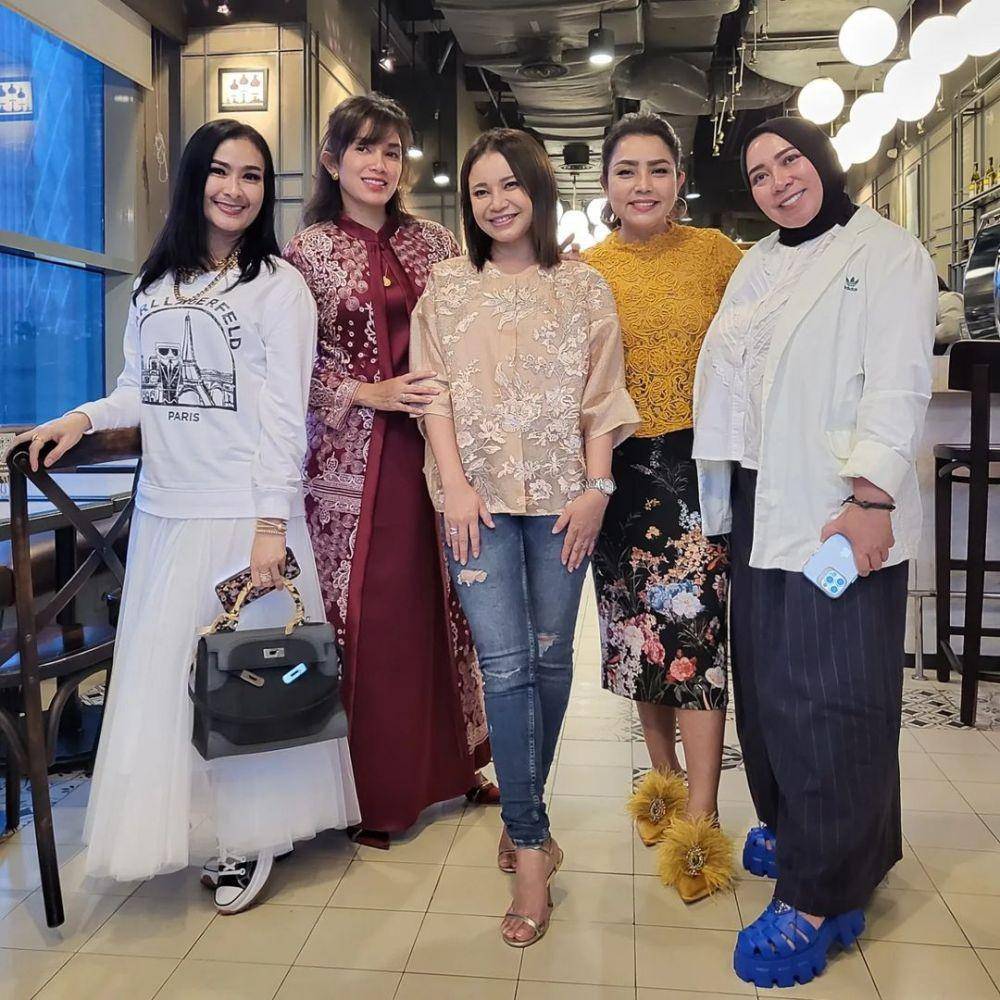 potret geng Kepompong (instagram.com/mayangsari_official)
