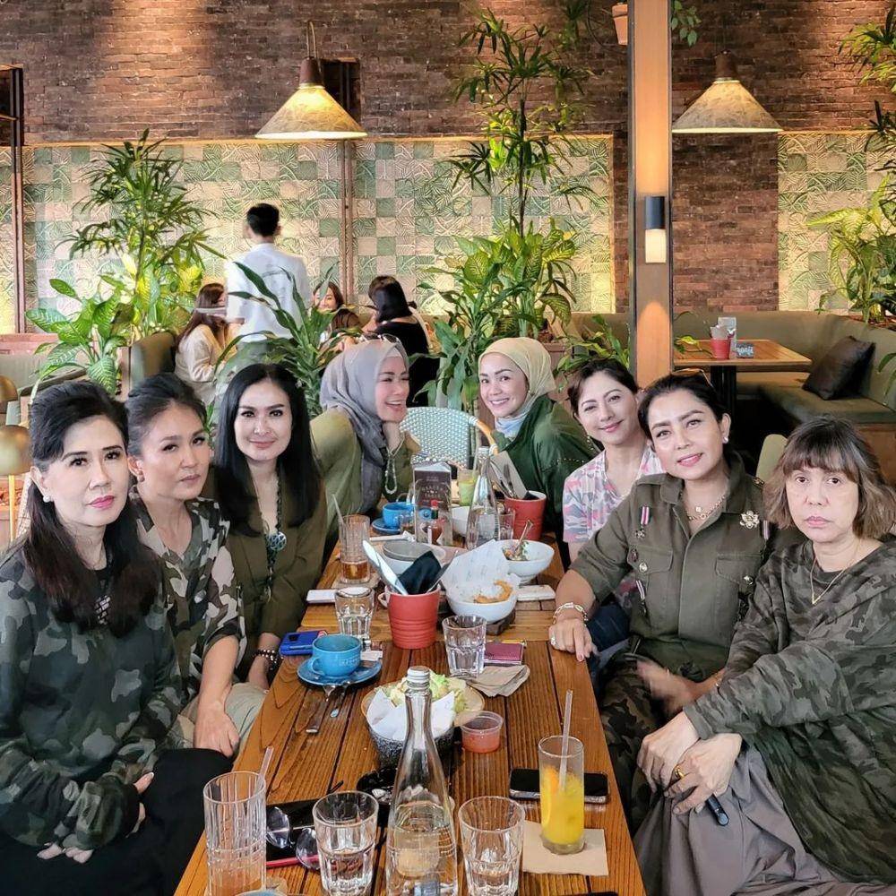 potret geng Kepompong (instagram.com/mayangsari_official)