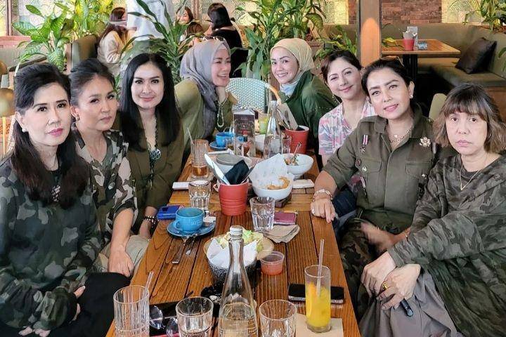 potret geng Kepompong (instagram.com/mayangsari_official)